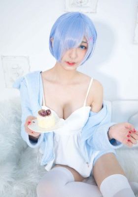 饭桌上故意张开腿让公h视频_720电影全集观看
